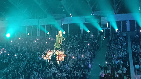 Konser Yura Yunita di Istora Senayan, Gelora Bung Karno, Jakarta, Minggu (2/2/2025). Foto: Giovanni/kumparan