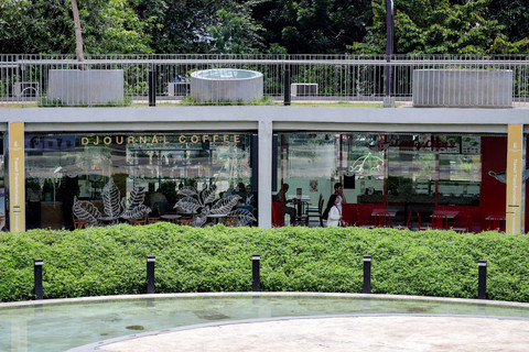 Sejumlah warga duduk di Taman Literasi Martha Christina Tiahahu, Jakarta Selatan, Minggu (2/2/2025).  Foto: Jamal Ramadhan/kumparan