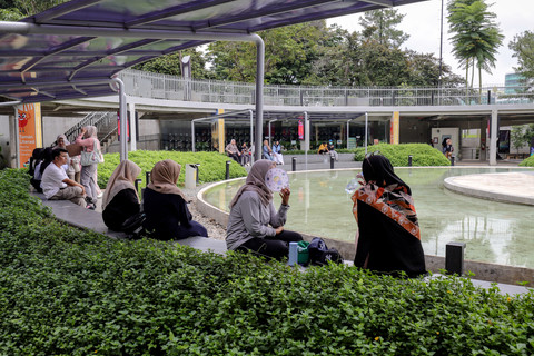 Sejumlah warga duduk di Taman Literasi Martha Christina Tiahahu, Jakarta Selatan, Minggu (2/2/2025). Foto: Jamal Ramadhan/kumparan