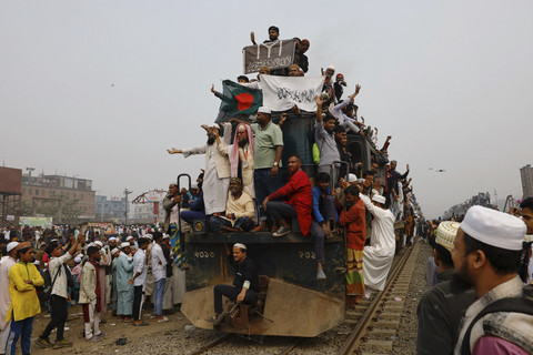 Umat Muslim menaiki kereta yang penuh sesak untuk pulang ke rumah setelah menghadiri Akheri Munajat, doa terakhir, selama tahap pertama Bishwa Ijtema di Tongi, di pinggiran Dhaka, Bangladesh, Minggu (2/2/2025). Foto: Mohammad Ponir Hossain/REUTERS
