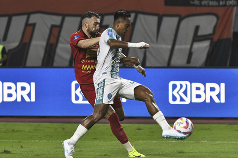 Pemain Persija Jakarta Marko Simic (kiri) berebut bola dengan pemain PSBS Biak M Tahir (kanan) pada lanjutan Liga 1 di Stadion Patriot Chandrabhaga, Bekasi, Jawa Barat, Minggu (2/2/2025). Foto: Fakhri Hermansyah/ANTARA FOTO