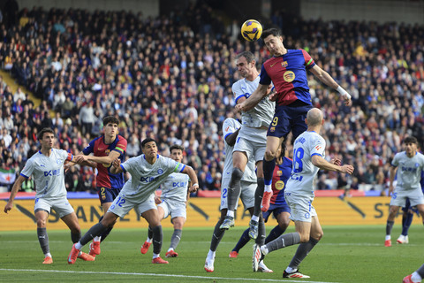 Pemain FC Barcelona, Robert Lewandowski, menyundul bola ke arah gawang saat pemain Deportivo Alaves pada pertandingan Liga Spanyol antara FC Barcelona vs Deportivo Alaves di Estadi Olimpic Lluis Companys, Barcelona, Spanyol, Minggu (2/2/2025). Foto: Nacho Doce/REUTERS