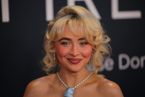  Sabrina Carpenter tiba menghadiri Grammy Awards Tahunan ke-67 di Los Angeles, California, AS, Minggu (2/2/2025). Foto: Daniel Cole/REUTERS 