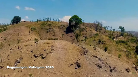 Perbukitan Patiayam di Kudus, Jawa Tengah, saat masih dalam kondisi tandus. Foto: Youtube/ Siapdarling