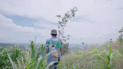 Aktivitas sadar lingkungan dalam gerakan One Action One Tree yang dikonversikan sebagai bibit pohon untuk ditanam di Perbukitan Patiayam, Kudus, oleh Bakti Lingkungan Djarum Foundation. Foto: Youtube/ Siapdarling