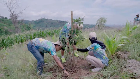 Aktivitas sadar lingkungan dalam gerakan One Action One Tree yang dikonversikan sebagai bibit pohon untuk ditanam di Perbukitan Patiayam, Kudus, oleh Bakti Lingkungan Djarum Foundation. Foto: Youtube/ Siapdarling