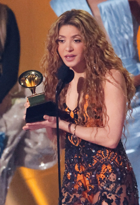 Shakira menerima penghargaan Grammy Awards Tahunan ke-67 di Los Angeles, California, AS, Minggu (2/2/2025). Foto: Mario Anzuoni/REUTERS