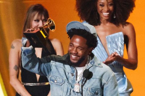 Kendrick Lamar menerima penghargaan Record of the Year untuk "Not Like Us" pada Grammy Awards Tahunan ke-67 di Los Angeles, California, AS, Minggu (2/2/2025). Foto: Mario Anzuoni/REUTERS