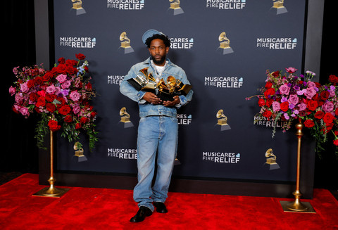 Kendrick Lamar menerima penghargaan Record dan Song Of The Year pada Grammy Awards Tahunan ke-67 di Los Angeles, California, AS, Minggu (2/2/2025). Foto: Mike Blake/REUTERS