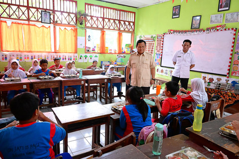 Presiden Prabowo Subianto meninjau program Makan Bergizi Gratis di Pulo Gadung, Jakarta Timur, Senin (3/2/2025). Foto: BPMI Setpres