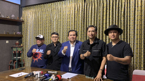 Ari Bias dan kuasa hukumnya menggelar konferensi pers di Fatmawati, Jakarta Selatan, Senin (3/2/2025). Foto: Vincentius Mario/kumparan