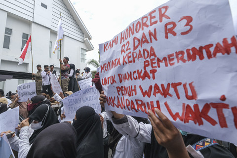 Sejumlah tenaga honorer melakukan aksi damai di depan gedung DPRD Kota Kendari, Kendari, Sulawesi Tenggara, Senin (3/2/2025). Foto: Andry Denisah/ANTARA FOTO