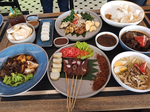 Rawon bersanding dengan sederet kuliner tradisional khas Jawa Timur.