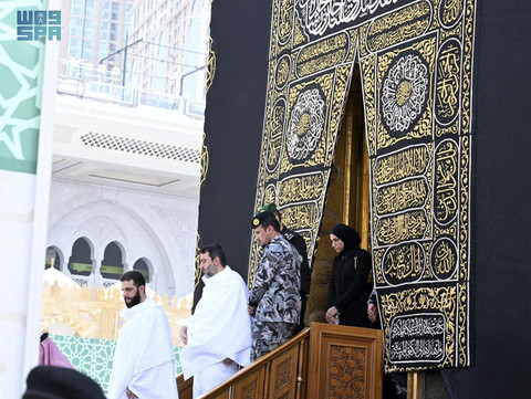 Presiden Suriah untuk fase transisi Ahmed al-Sharaa melakukan umrah di Kota Suci Mekkah, dalam kunjungannya ke Arab Saudi, 3 Februari 2025. Foto: Saudi Press Agency/Handout via REUTERS