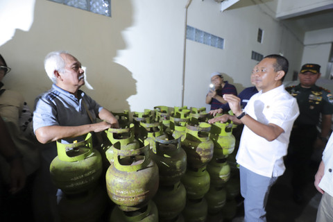 Menteri Energi dan Sumber Daya Mineral (ESDM) Bahlil Lahadalia berbincang dengan pedagang gas elpiji 3 kilogram di kawasan Palmerah, Jakarta Barat, Selasa (4/1/2025). Foto: Jamal Ramadhan/kumparan