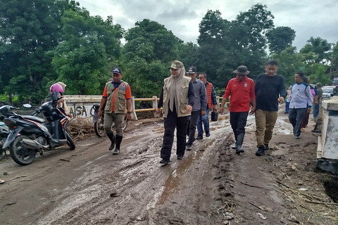 Indah Dhamayanti Putri (kedua kiri) mengecek lokasi terdampak banjir bandang di Desa Nanga Wera, Kabupaten Bima, Nus... </div>
<div class=