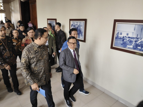 Gubernur DKI Jakarta periode 2017-2022 Anies Baswedan berbincang dengan Menteri Pemberdayaan Masyarakat Muhaimin Iskandar saat hadir di pengukuhan guru besar Wakil Menteri Keuangan, Anggito Abimanyu, di Balai Senat UGM, Selasa (4/2/2025). Foto: Arfiansyah Panji Purnandaru/kumparan