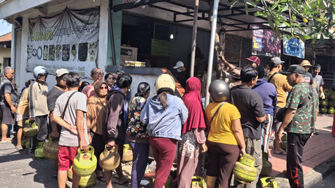 Sejumlah warga antre LPG 3 kg di Kota Denpasar, Bali, Selasa (4/2/2025). Foto: Denita BR Matondang/kumparan