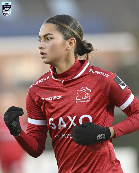 Pemain Timnas Wanita Indonesia Stella Loupatty saat menjalani debut bersama SV Zulte Waregem di Liga Belgia Wanita pada Sabtu (1/2). Foto: Instagram/ @lottosuperleague_be