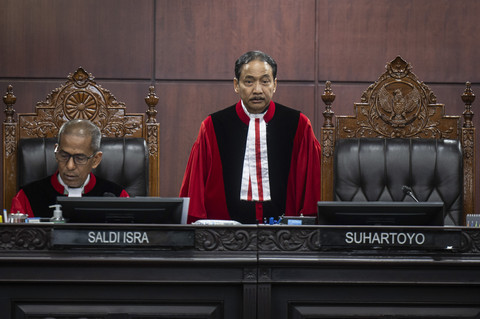 Ketua Mahkamah Konstitusi Suhartoyo (kanan) didampingi Wakil Ketua MK Saldi Isra (kiri) di Gedung Mahkamah Konstitusi, Jakarta, Selasa (4/2/2025).  Foto: Bayu Pratama S/ANTARA FOTO