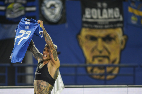 Pesepak bola Persib Bandung Ciro Alves melakukan seleberasi usai mencetak gol ke gawang PSM Makassar saat bertanding pada BRI Liga 1 di Stadion Gelora Bandung Lautan Api, Bandung, Jawa Barat, Sabtu (1/2/2025). Foto: Raisan Al Farisi/ANTARA FOTO