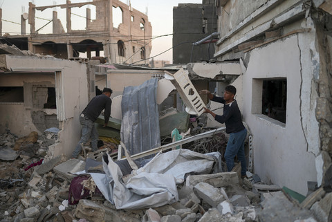 Saudara kembar Palestina Mahmoud dan Ibrahim Al-Atout membersihkan reruntuhan rumahnya saat dapat bertemu kembali setelah terpisah selama perang di dekat reruntuhan rumah mereka yang hancur di Jabalia, Jalur Gaza Utara, Kamis (29/1/2025). Foto: OSAMA AL-ARABID/Reuters