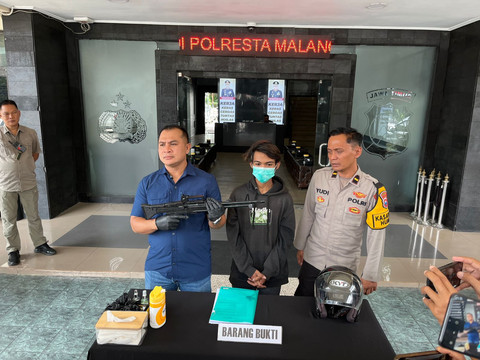 Remaja yang terekam menenteng senjata api mainan di Jalan Mayjend Panjaitan, Kecamatan Klojen, Kota Malang, ditangkap polisi pada Selasa (4/2). Foto: Dok. Istimewa