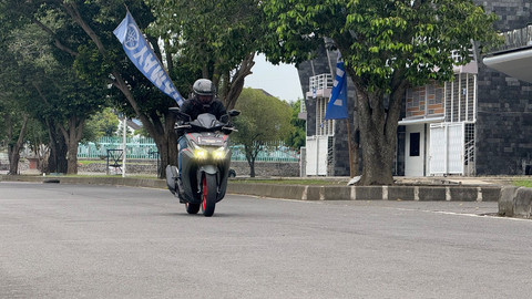 Doni Tata saat test ride di Stadion Mandala Krida, Yogyakarta. Foto: Arif UT/Pandangan Jogja