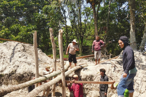 Polisi membangun jembatan di rumah warga di Kabupaten Samosir, Sumut, yang terisolasi lantaran sekelilingnya digali imbas masalah warisan. Foto: Istimewa