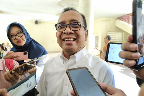 Menteri Koordinator Bidang Pembangunan Manusia dan Kebudayaan (Menko PMK) Pratikno usai pengukuhan Anggito Abimanyu sebagai guru besar Universitas Gadjah Mada (UGM), Selasa (4/2/2025). Foto: Arfiansyah Panji Purnandaru/kumparan