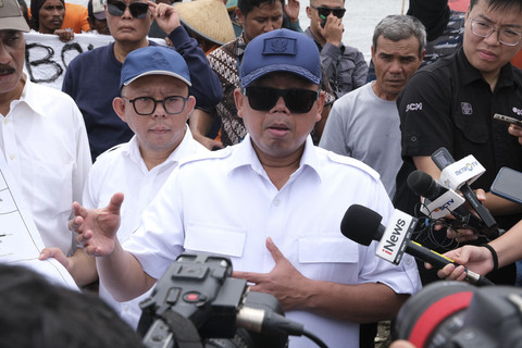 Menteri ATR/BPN Nusron Wahid meninjau lokasi pagar laut yang terindikasi manipulasi data terkait bidang tanah yang tercatat dan terbit SHGB, di perairan Kabupaten Bekasi, Jawa Barat, Selasa (4/2/2025). Foto: Dok. Kementerian ATR/BPN