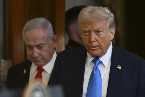 Presiden Amerika Serikat Donald Trump berjalan masuk bersama Perdana Menteri Israel Benjamin Netanyahu setibanya di Gedung Putih, Washington DC, Amerika Serikat, Selasa (4/2/2025). Foto: Andrew Caballero-Reynolds/AFP