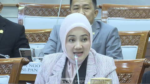 Anggota DPR Komisi VIII DPR RI Atalia Praratya memberikan paparan saat mengikuti rapat dengan kepala badan penyelenggaraan Haji di Kompleks Parlemen, Senayan, Jakarta, Selasa (5/2/2025). Foto: Youtube/ TVR Parlemen