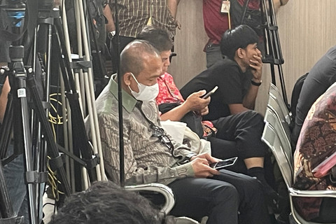Deputi Penindakan dan Eksekusi KPK Rudi Setiawan (bermasker putih), memantau langsung sidang praperadilan Sekjen PDIP Hasto Kristiyanto, di PN Jakarta Selatan, Rabu (5/2/2025).  Foto: Fadhil Pramudya/kumparan