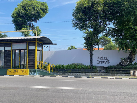 Tulisan Adili Jokowi di kawasan Puro Pakualaman, Yogya. Foto: Resti Damayanti/Pandangan Jogja