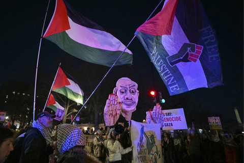 Sejumlah pengunjuk rasa mengibarkan bendera Palestina saat unjuk rasa "Arrest Netanyahu at the White House Rally" mendukung warga Palestina di dekat Gedung Putih, Washington DC, Amerika Serikat, Selasa (4/2/2025). Foto: Mandel Ngan/AFP