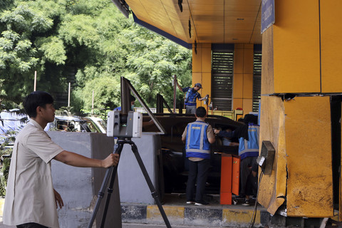 Seorang petugas kepolisian menggunakan alat 3D Laser Scanner saat olah TKP kecelakaan beruntun di Gerbang Tol Ciawi 2, Kota Bogor, Jawa Barat, Rabu (5/2/2025). Foto: Yulius Satria Wijaya/ANTARA FOTO