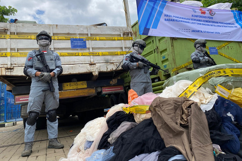 Barang bukti yang dihadirkan saat konferensi pers Hasil Pengawasan Bersama di Kantor Kemendag, Jakarta, Rabu (5/2/2025). Foto: Muhammad Fhandra/kumparan