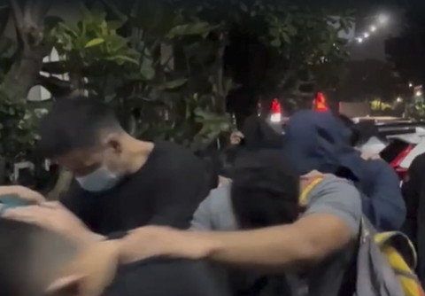 56 pria pelaku pesta seks sesama jenis di sebuah hotel di Jaksel, digiring ke Polda Metro Jaya, Senin (3/2/2025).  Foto: Istimewa