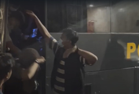 56 pria pelaku pesta seks sesama jenis di sebuah hotel di Jaksel, digiring ke Polda Metro Jaya, Senin (3/2/2025).  Foto: Istimewa