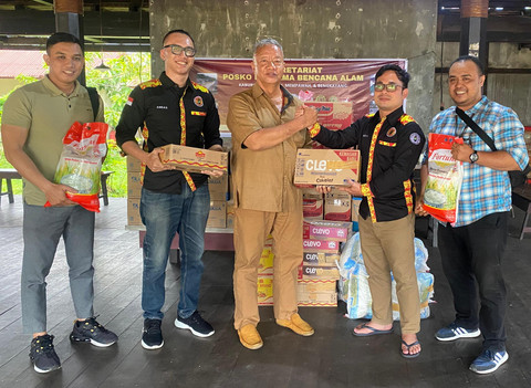 Anggota PDKP mengirimkan bantuan untuk korban banjir di Bengkayang, Landak dan Sambas. Foto: Dok. Istimewa