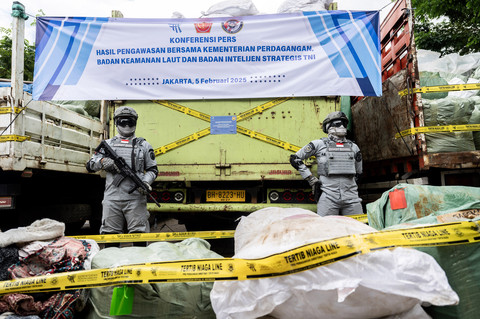 Petugas Badan Keamanan Laut (Bakamla) berjaga di depan barang bukti truk membawa pakaian bekas saat ekspose hasil pengawasan oleh Kementerian Perdagangan dan Bakamla di Jakarta, Rabu (5/2/2025). Foto: ANTARA FOTO/Bayu Pratama S