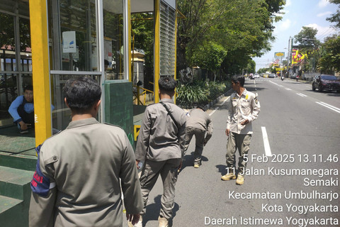 Petugas Satpol PP Kota Yogyakarta membersihkan vandalisme provokatif bertuliskan "Adili Jokowi" di sejumlah titik di Kota Yogyakarta, Rabu (5/2/2025). Foto: Dok. Satpol PP Kota Yogyakarta