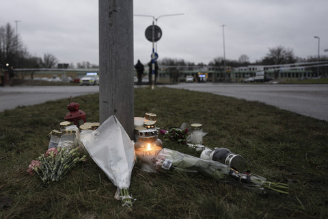 Lilin dan bunga digambarkan pada acara mengheningkan cipta setelah penembakan di pusat pendidikan orang dewasa di kampus Risbergska, Orebro, Swedia, Rabu (5/2/2025). Foto: Jonathan Nackstrand/AFP