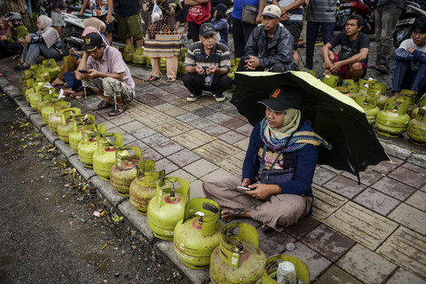 Sejumlah warga antre membeli gas elpiji 3 kilogram di Cibodas, Kota Tangerang, Banten, Rabu (5/2/2025). Foto: Putra M. Akbar/ANTARA FOTO 