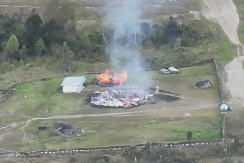 KKB pimpinan Kalenak Murib dan Tenius Kulua membakar empat bangunan di Kampung Kelemame dan Kampung Pasir Putih di Distrik Sinak, Kabupaten Puncak, Papua Tengah, Senin (3/2/2025). Foto: Satgas Damai Cartenz