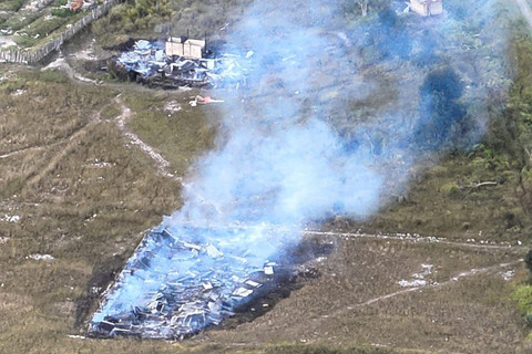 KKB pimpinan Kalenak Murib dan Tenius Kulua membakar empat bangunan di Kampung Kelemame dan Kampung Pasir Putih di Distrik Sinak, Kabupaten Puncak, Papua Tengah, Senin (3/2/2025). Foto: Satgas Damai Cartenz