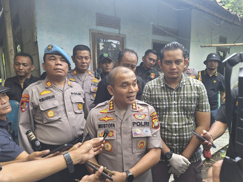 Polisi memberikan keterangan terkait pria di Bekasi buang istri ke septic tank. Foto: Dok. Istimewa