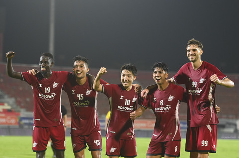 Pemain PSM Makassar Daisuke Sakai berselebrasi bersama rekannya usai mencetak gol ke gawang Dong A Thanh Hoa FC Nguyen Thanh Long dalam pertandingan grup A ASEAN Club Championship 2024/2025 di Stadion Kapten I Wayan Dipta, Bali, Rabu (5/2/2025). Foto: Fikri Yusuf/ANTARA FOTO
