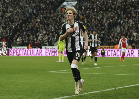 Pemain Newcastle United Anthony Gordon berselebrasi usai mencetak gol ke gawang Arsenal saat pertandingan Piala Liga Inggris di St James' Park, Newcastle, Inggris, Rabu (5/2/2025). Foto: Lee Smith/Reuters